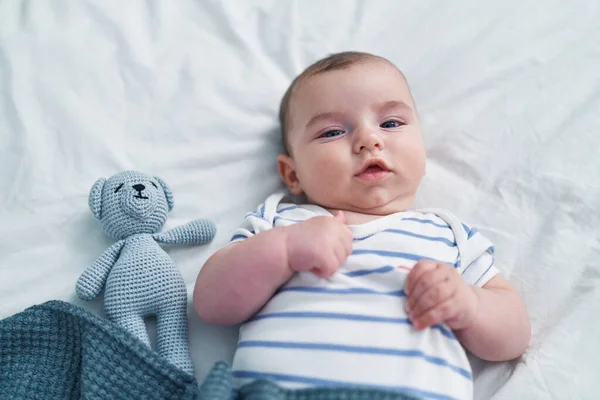 Liebenswertes Kaukasisches Baby Bett Liegend Mit Entspanntem Gesichtsausdruck Schlafzimmer — Stockfoto