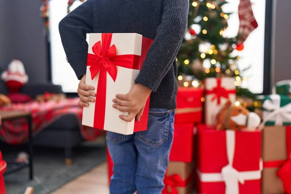 Αξιολάτρευτο Μικρό Παιδί Κρατώντας Δώρο Στέκεται Δίπλα Στο Χριστουγεννιάτικο Δέντρο — Φωτογραφία Αρχείου
