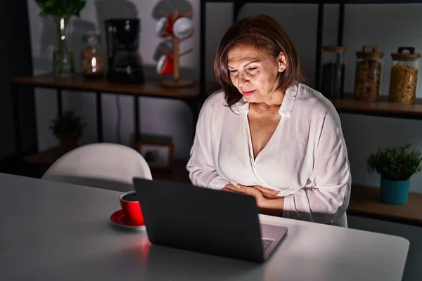 Frau Mittleren Alters Hispanischen Laptop Hause Der Nacht Mit Der — Stockfoto