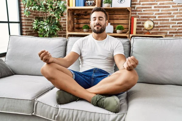 Joven Hombre Hispano Haciendo Ejercicio Yoga Sentado Sofá Casa — Foto de Stock