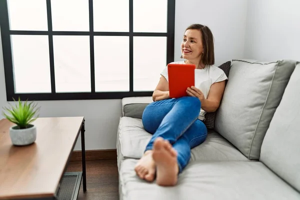 Middle Age Hispanic Woman Sitting Sofa Using Tablet Home — Φωτογραφία Αρχείου