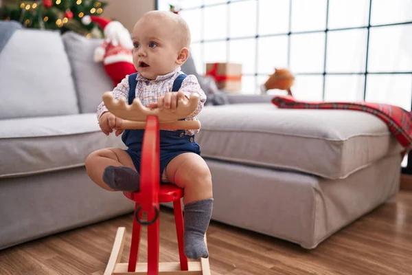 Entzückendes Kaukasisches Baby Spielt Mit Rentieren Die Hause Weihnachtsbaum Schaukeln — Stockfoto