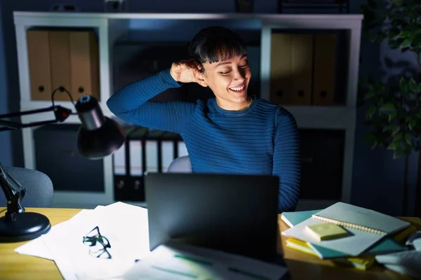 Young Beautiful Woman Working Office Night Smiling Hand Ear Listening — Stockfoto