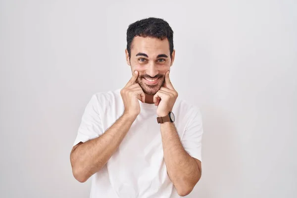 Beyaz Arka Planda Duran Yakışıklı Spanyol Adam Ağzı Açık Gülümsüyor — Stok fotoğraf