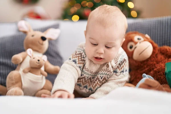 Rozkošné Kavkazské Dítě Hlídání Pohovce Vánočního Stromku Uvolněným Výrazem Doma — Stock fotografie
