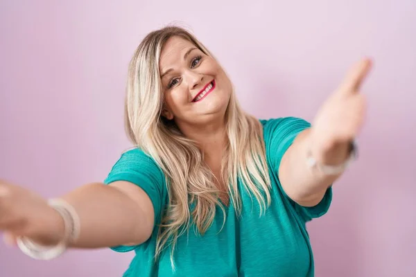 Caucasian Size Woman Standing Pink Background Looking Camera Smiling Open — Photo