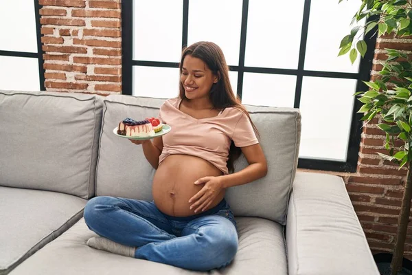 Young Latin Woman Pregnant Eating Sweets Sitting Sofa Home — ストック写真