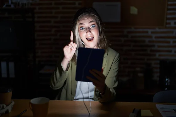 Blonde Caucasian Woman Working Office Night Pointing Finger Successful Idea — Stockfoto