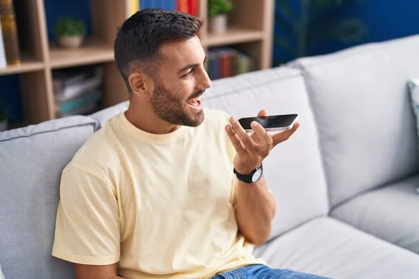 Jeune Homme Hispanique Parlant Sur Smartphone Assis Sur Canapé Maison — Photo