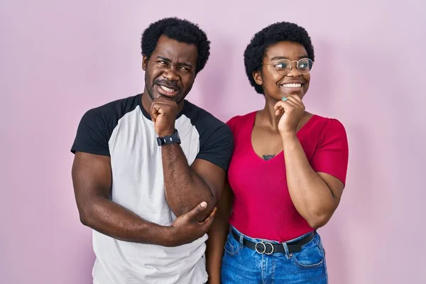 Pasangan Muda Afrika Amerika Berdiri Atas Latar Belakang Merah Muda — Stok Foto