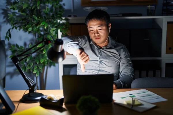 Young Chinese Man Working Using Computer Laptop Night Looking Unhappy — Stockfoto