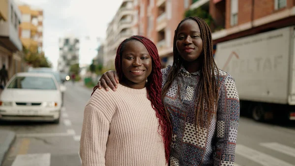 Twee Afrikaanse Amerikaanse Vrienden Glimlachen Zelfverzekerd Knuffelen Elkaar Staan Straat — Stockfoto