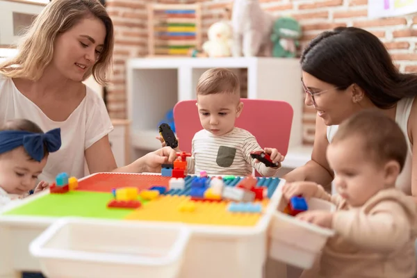 Lehrer Und Vorschüler Spielen Kindergarten Mit Bauklötzen Tisch — Stockfoto