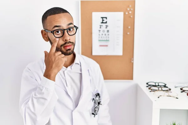 African American Optician Man Standing Eyesight Test Pointing Eye Watching — ストック写真