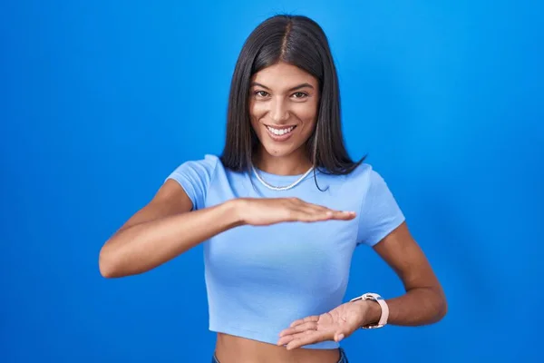 Brunette Young Woman Standing Blue Background Gesturing Hands Showing Big — Stock fotografie