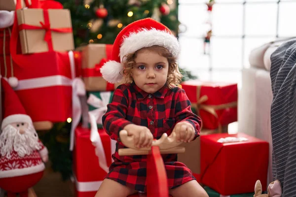 Rozkošný Kavkazský Dívka Hrát Soby Houpání Vánočního Stromku Doma — Stock fotografie