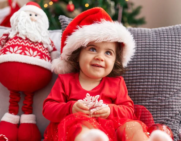 Adorable Chica Hispana Sonriendo Confiada Sentada Sofá Junto Árbol Navidad —  Fotos de Stock
