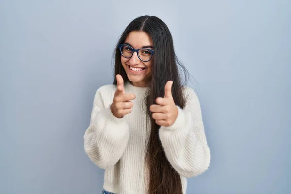 Young Hispanic Woman Wearing Casual Sweater Blue Background Pointing Fingers — Stock Photo, Image