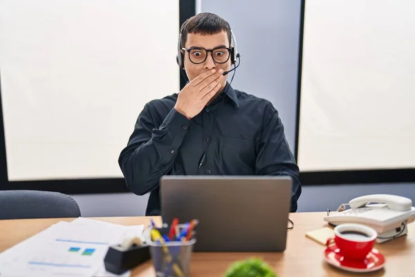 Egy Fiatal Arab Férfi Call Center Ügynök Fejhallgatót Visel Ami — Stock Fotó