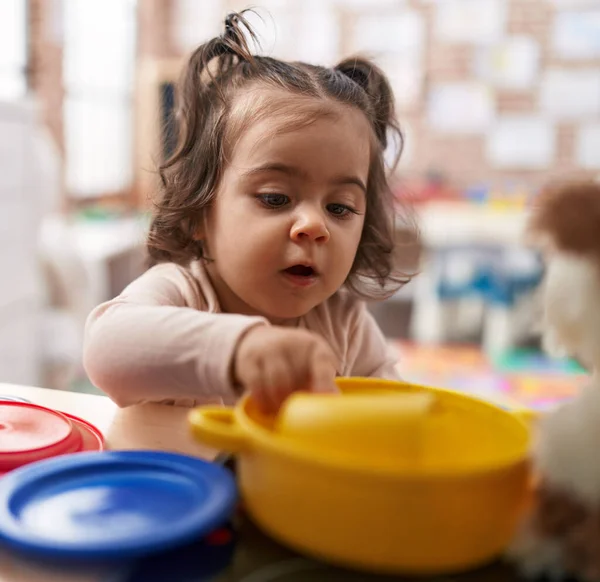 Очаровательная Латиноамериканка Играющая Детской Кухне Детском Саду — стоковое фото