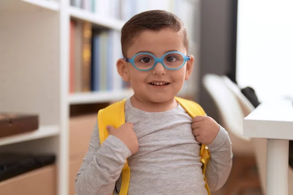 可敬的 可敬的他惊慌失措的孩子微笑着 自信地站在图书馆学校 — 图库照片