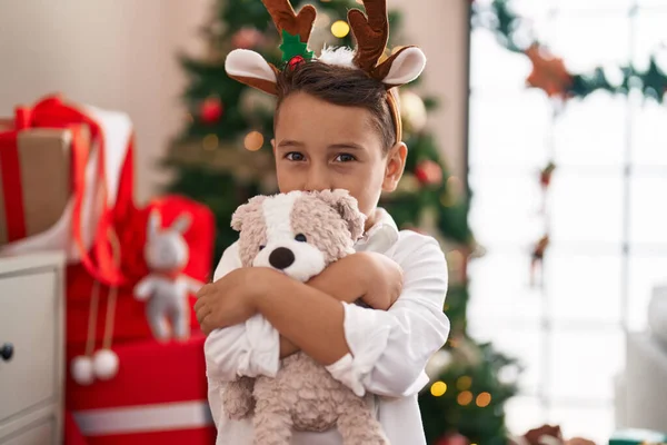 Adorable Bambin Hispanique Étreignant Ours Peluche Debout Près Arbre Noël — Photo