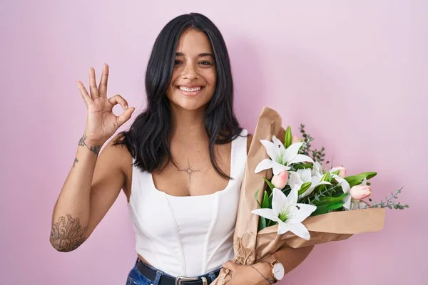 Brunette Woman Holding Bouquet White Flowers Smiling Positive Doing Sign — Stok fotoğraf