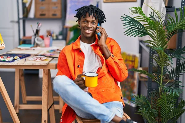 African American Man Artist Drinking Coffee Talkking Smartphone Art Studio — Stock Photo, Image