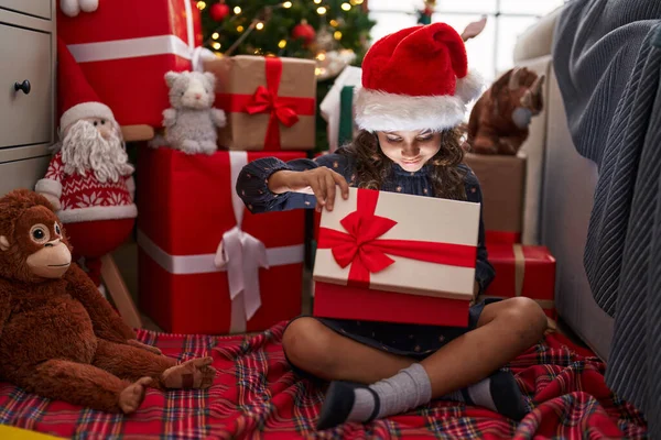 Sevimli Spanyol Kız Hediyesini Açıyor Evdeki Noel Ağacının Yanında Oturuyor — Stok fotoğraf
