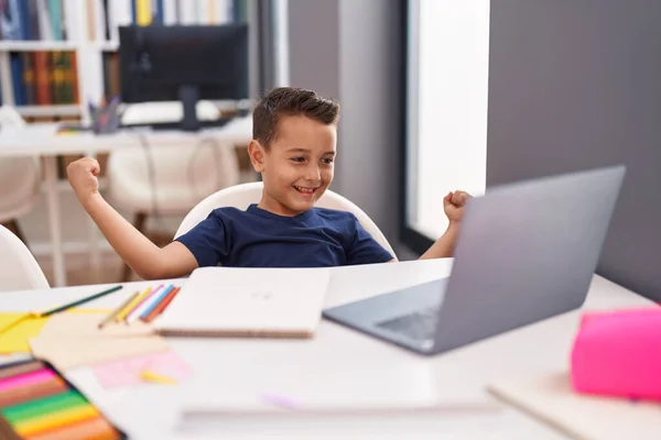Adorável Estudante Criança Hispânica Usando Laptop Com Expressão Vencedora Sala — Fotografia de Stock