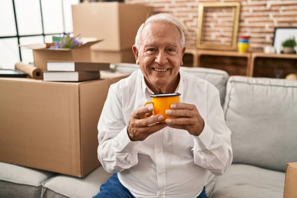 Hombre Mayor Sonriendo Confiado Bebiendo Café Casa Nueva — Foto de Stock