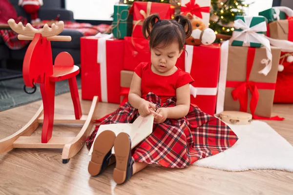 Adorable Chica China Sosteniendo Portátil Sentado Suelo Por Árbol Navidad — Foto de Stock