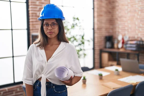 Hispanic Young Woman Wearing Architect Hardhat Office Thinking Attitude Sober — Stock Photo, Image