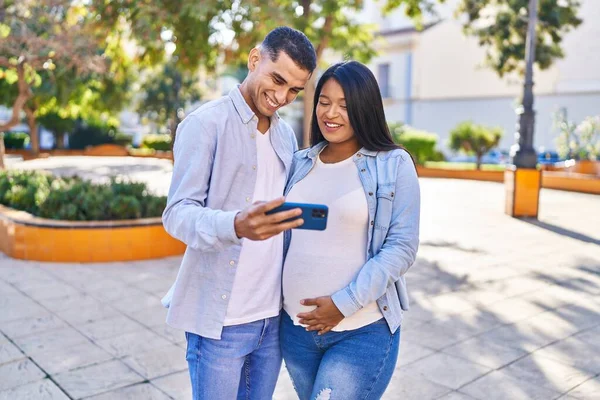 Jong Latijn Paar Verwacht Baby Met Behulp Van Smartphone Park — Stockfoto