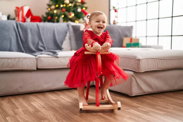 Rozkošná Hispánská Dívka Hraje Soby Houpání Vánoční Strom Doma — Stock fotografie