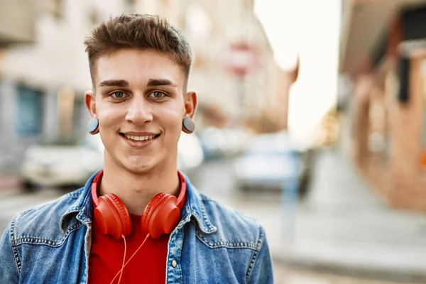 Young Caucasian Guy Smiling City — Stock Photo, Image