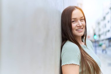 Sokakta kendine güvenen genç ve güzel bir kadın