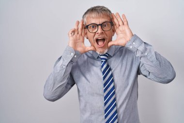 İspanyol iş adamı, gri saçlı, gözlüklü, gülümseyen, güler yüzlü, yüzünü gösteren bir böceğe bakan. Şaşırdım ve çıktım. 