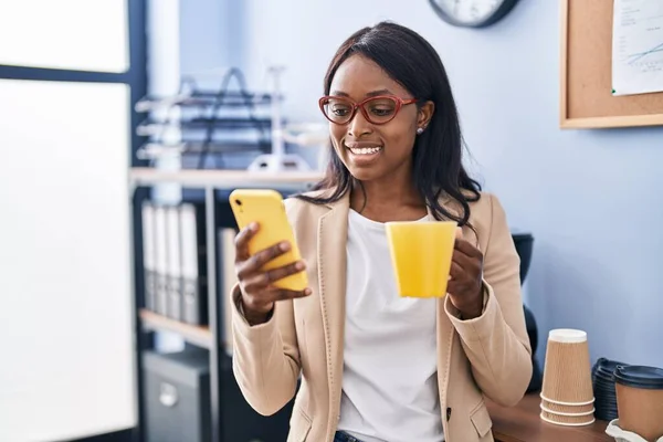 Young African American Woman Business Worker Using Smartphone Drinking Coffee — Stockfoto