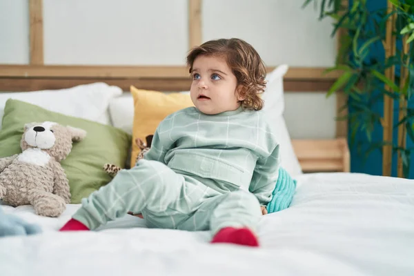 Sevimli Spanyol Kız Yatak Odasında Rahat Bir Ifadeyle Yatakta Oturuyor — Stok fotoğraf