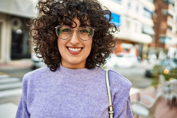 Mladý Střední Východ Žena Usmívá Sebevědomě Nosit Brýle Ulici — Stock fotografie
