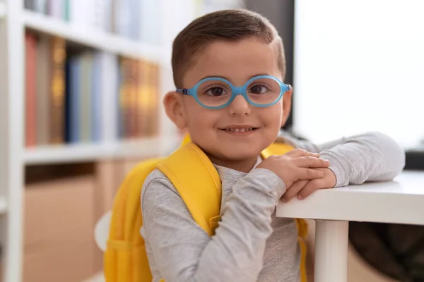 Adorável Estudante Hispânico Criança Sorrindo Confiante Biblioteca Escola — Fotografia de Stock