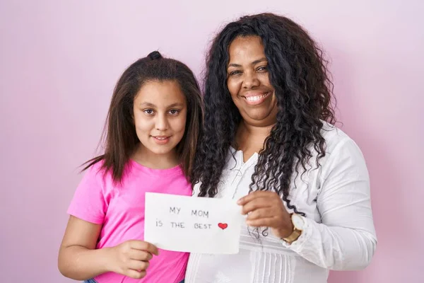 Madre Hija Pequeña Sosteniendo Madre Mejor Pancarta Sonriendo Con Una —  Fotos de Stock