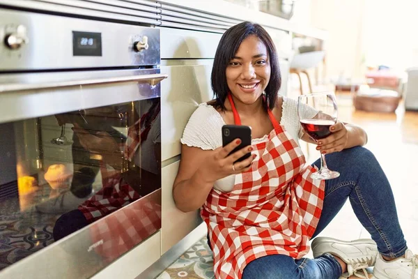 Hispanic Brunette Woman Waiting Cupcakes Using Smartphone Kitchen Oven — Zdjęcie stockowe
