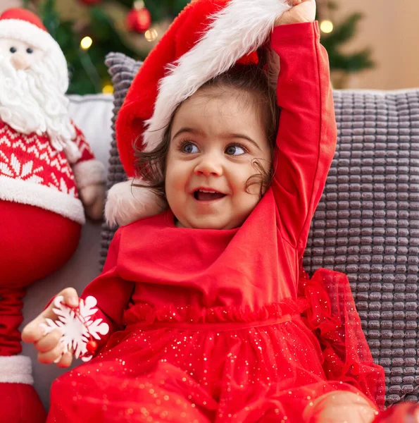 Adorable Chica Hispana Sonriendo Confiada Sentada Sofá Junto Árbol Navidad — Foto de Stock