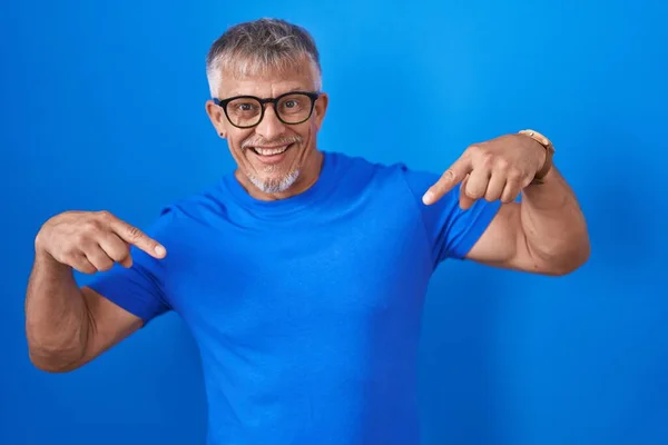 Hispanic Man Grey Hair Standing Blue Background Looking Confident Smile — 스톡 사진