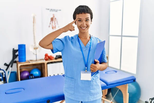 Young Hispanic Woman Short Hair Working Pain Recovery Clinic Smiling — Stock Photo, Image