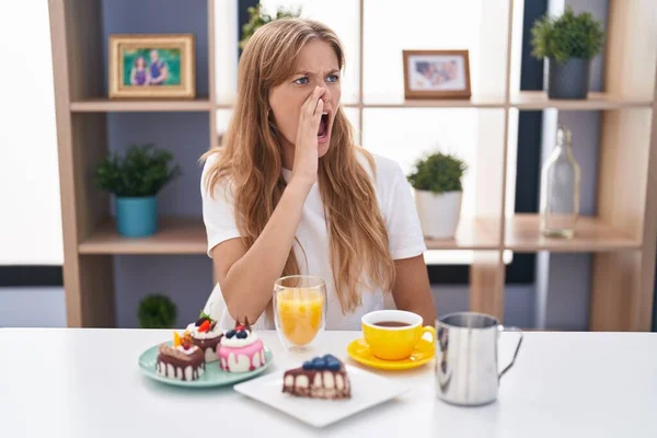 Young Caucasian Woman Eating Pastries Breakfast Shouting Screaming Loud Side — Stock Fotó