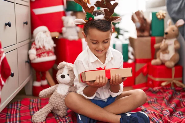 Adorable Niño Hispano Sosteniendo Regalo Navidad Sentado Suelo Casa —  Fotos de Stock