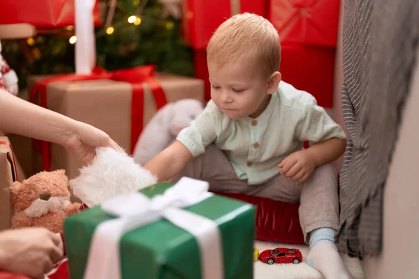 Adorável Criança Sentada Chão Por Presentes Natal Casa — Fotografia de Stock